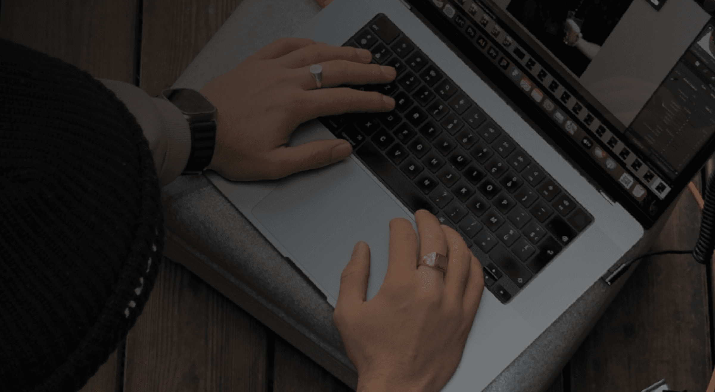 Wave Studio, agence de communication à Chambéry. Indépendants, créatifs, affûtés : on façonne des marques qui s’impriment dans les esprits. Pas de blabla, pas de bullshit. Juste des idées fortes, des identités visuelles tendues, des contenus qui touchent. À Chambéry, on crée pour celles et ceux qui veulent peser.